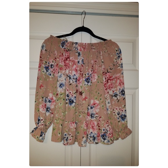 LAST 1⭐️Off the shoulder floral top - Picture 4 of 6